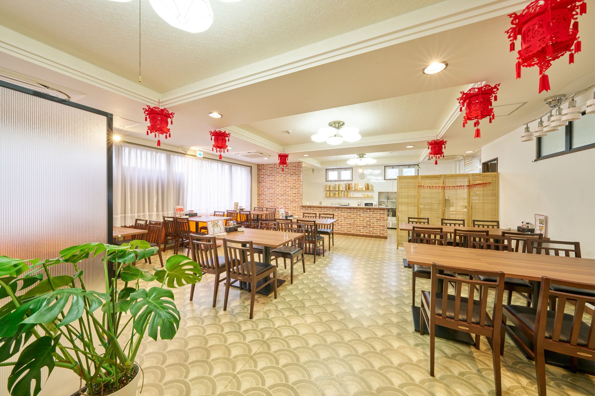 香港飲茶味彩の店内写真。メニューが並ぶ様子