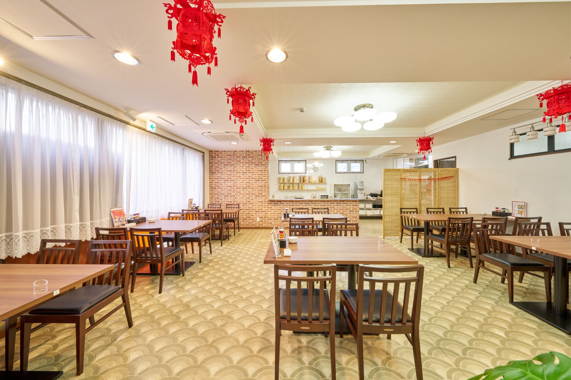 香港飲茶味彩の店内写真。メニューが並ぶ様子