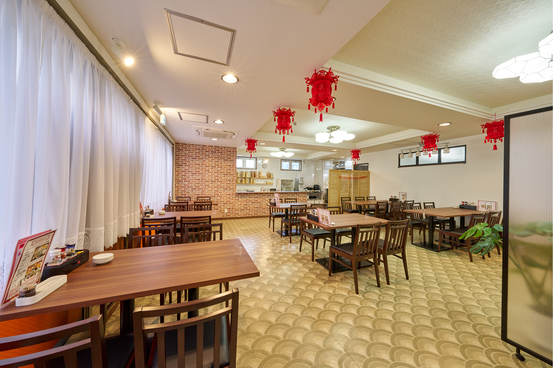 香港飲茶味彩の店内写真。メニューが並ぶ様子