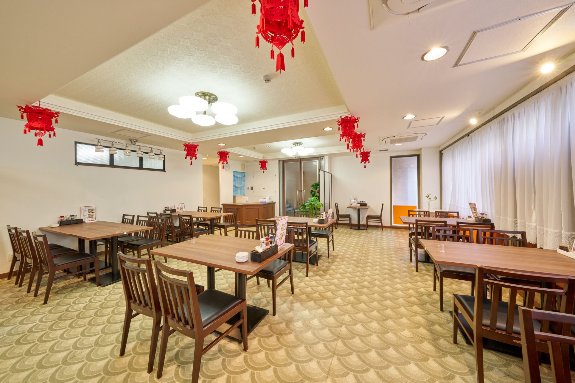 香港飲茶味彩の店内写真。メニューが並ぶ様子