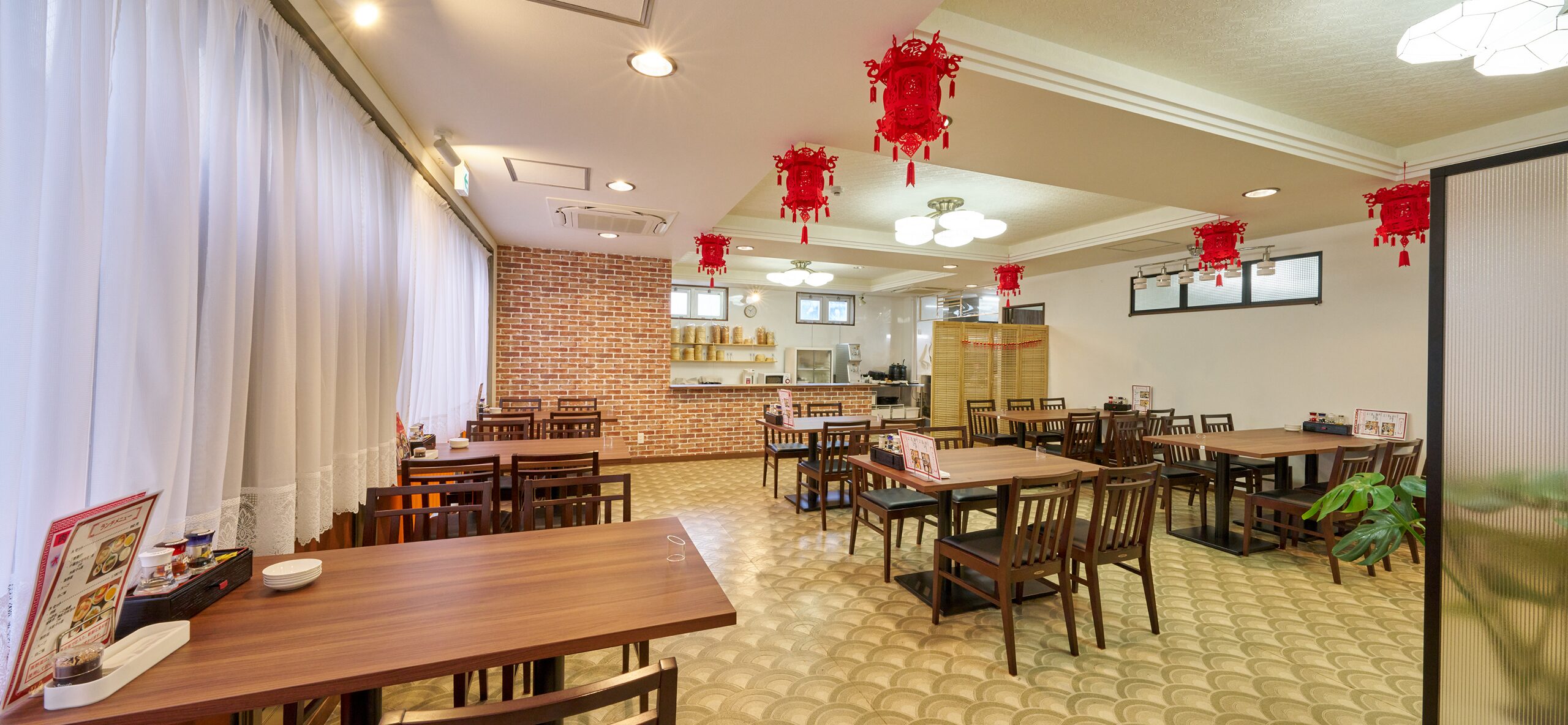 香港飲茶 味彩（アジサイ）店内の写真、CONTACTページ